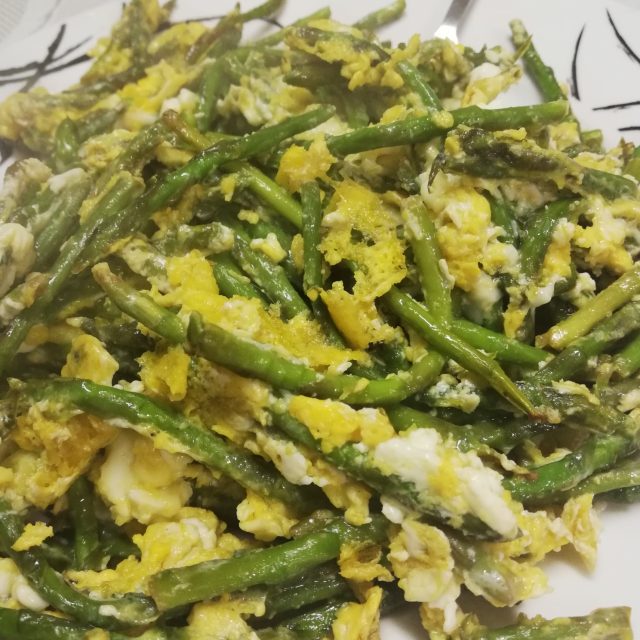 Agrelia me ta avga (wild asparagus with eggs)