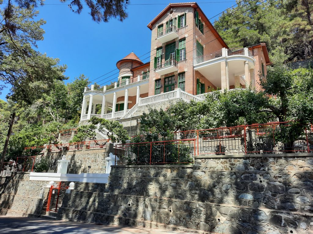 platres village house